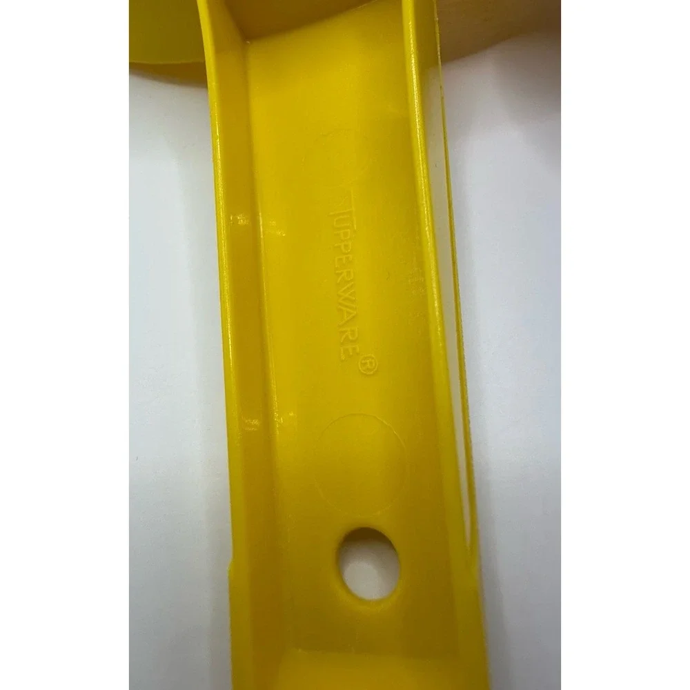 Tupperware Strainer Colander Large 2 Quart Size Yellow EUC Kitchen Utensil